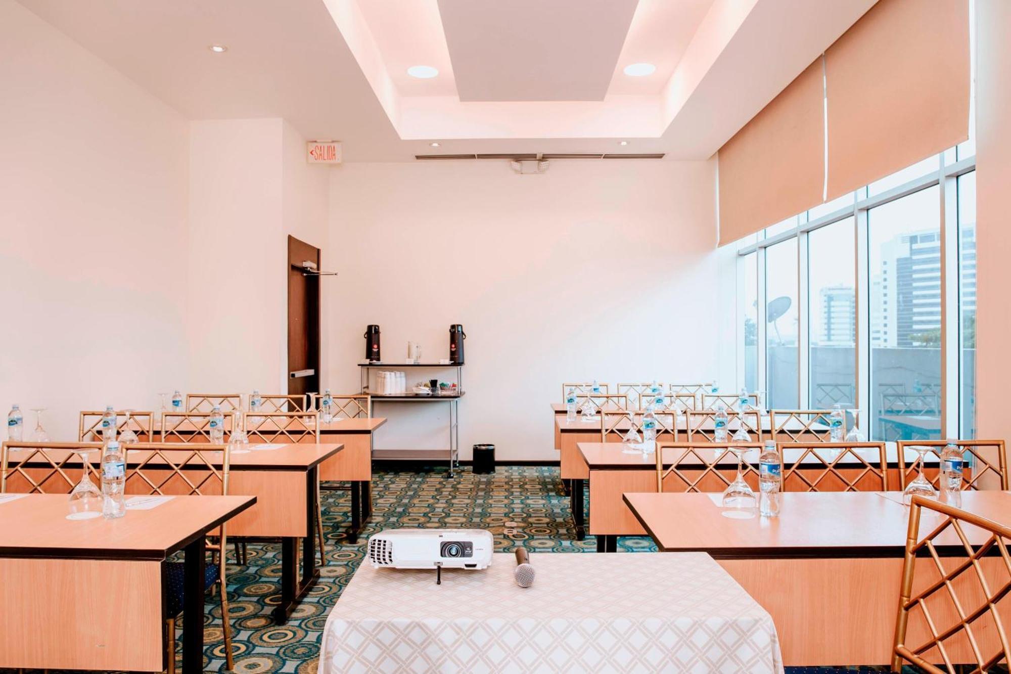 Courtyard By Marriott Guayaquil Hotel Ngoại thất bức ảnh